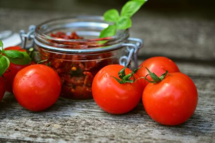 tomates cerises en plan serré avec une tapenade de tomates séchées