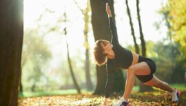 femme sportive faisant des exercices de remise en forme en forêt