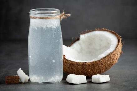 eau de coco et noix de coco coupée en deux