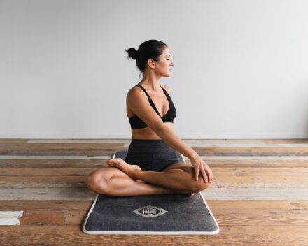 jeune maman qui participe à un cours de yoga