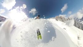 skieur en train de dévaler une piste