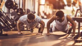 deux hommes en train de pratiquer le cross-training en gym