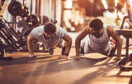 deux hommes en train de pratiquer le cross-training en gym