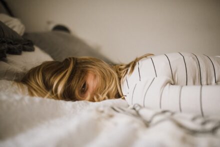 femme allongée fatiguée