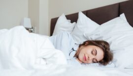 femme dormant dans son lit