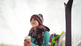 femme au ski buvant une boisson chaude