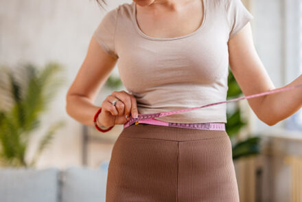 femme prenant ses mensurations pour mesurer sa perte de masse grasse