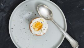œuf dur sur une assiette grise