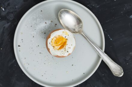 œuf dur sur une assiette grise