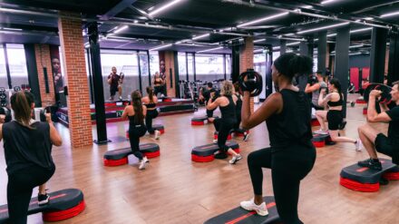 Groupe de personnes qui participe à un cours de Bodypump