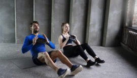 couple effectuant des exercices d'abdominaux au gym