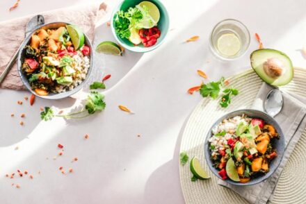 table couverte d'assiettes vegan et d'aliments sains