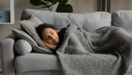 jeune femme faisant la sieste sur son canapé