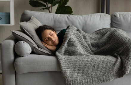 jeune femme faisant la sieste sur son canapé