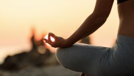 femme pratiquant le yoga en fin de journée pour faire partir son stress