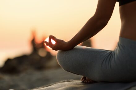femme pratiquant le yoga en fin de journée pour faire partir son stress