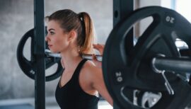 femme en train de pratiquer la musculation