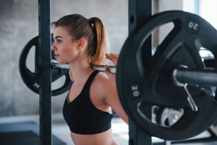 femme en train de pratiquer la musculation