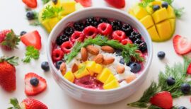 collation sportive de type bowl avec fruits et amandes