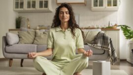 femme entrain de méditer chez elle