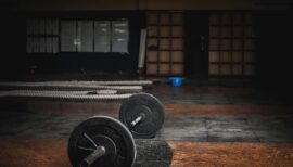 barre de musculation dans une salle de cross training