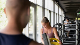 femme timide qui s'entraîne en salle de remise en forme