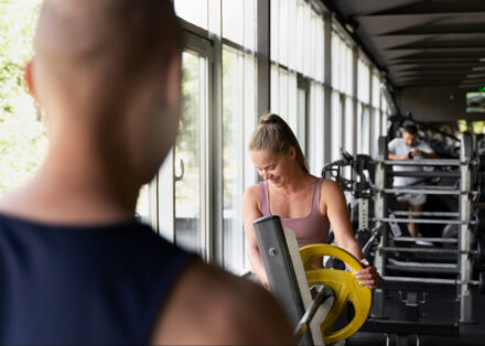 femme timide qui s'entraîne en salle de remise en forme