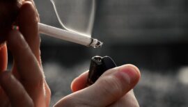personne allume une cigarette