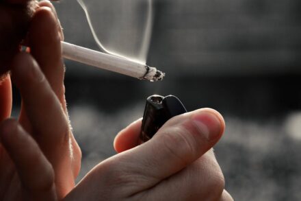 personne allume une cigarette