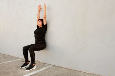 femme faisant la chaise (wall sit)