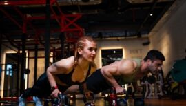 femme et homme faisant des pompes au gym