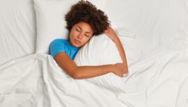 femme brune en train de dormir