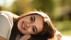 femme lumineuse allongée sur le côté, tête posée sur la main