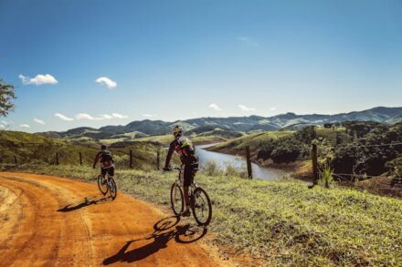 pratiquants de VTT en montagne