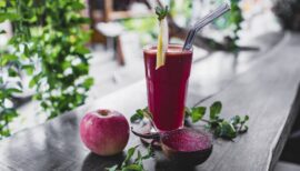 jus de betterave dans un grand verre posé sur une table