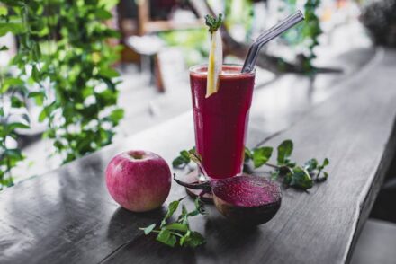 jus de betterave dans un grand verre posé sur une table