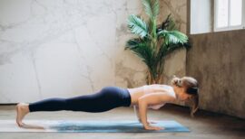 femme faisant du gainage au sol (planche)