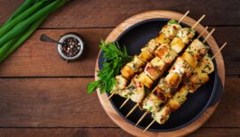 assiette de brochettes de poulet cuites au barbecue