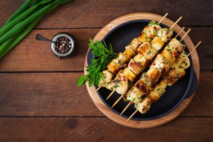 assiette de brochettes de poulet cuites au barbecue