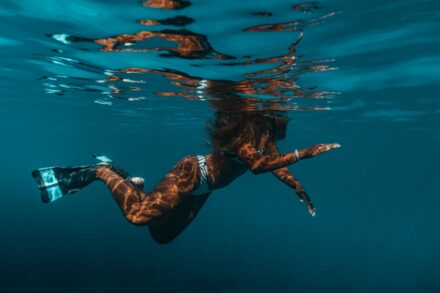 femme nageant en mer, avec des palmes