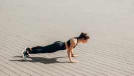 femme faisant une planche au sol