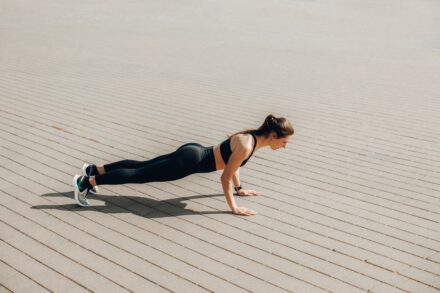 femme faisant une planche au sol