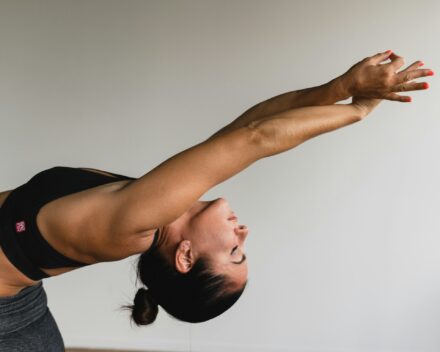 femme penchée vers l'arrière, en train de pratiquer le yoga