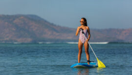 femme en train de faire du paddle sur l'eau