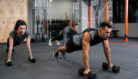 cours collectif de type Bodypump en salle de sport