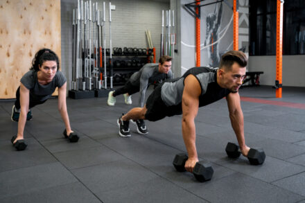 cours collectif de type Bodypump en salle de sport