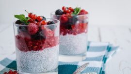 pudding de graines de chia surmonté d'un coulis et de fruits rouges