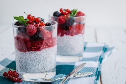 pudding de graines de chia surmonté d'un coulis et de fruits rouges