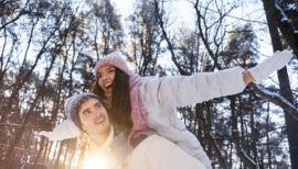 un couple souriant sous le soleil d'hiver