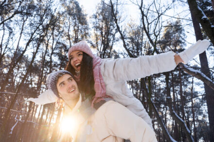 un couple souriant sous le soleil d'hiver